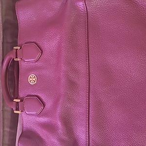 Hand bag with cross body and tote. Burgundy color.